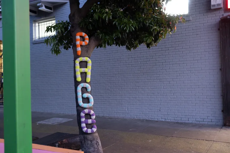 Page St yarn sign on a tree at the parklet at Fillmore