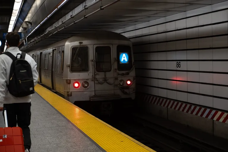 R46 A train at 86 St