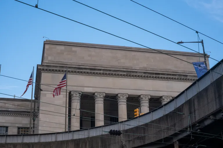 The front of 30th St station seen through the signature NYP-WAS catenary